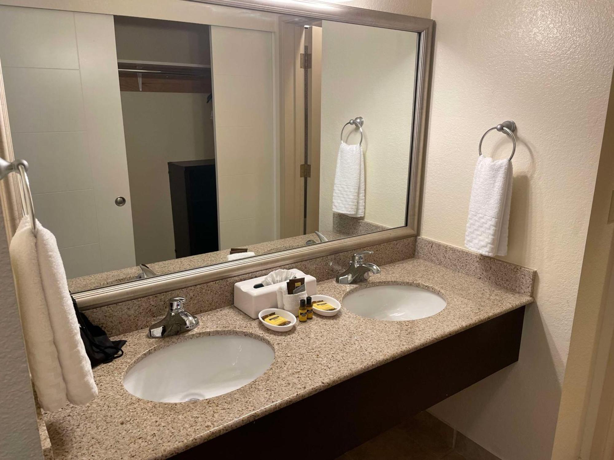 Best Western Plus Edmonds Harbor Inn Екстериор снимка